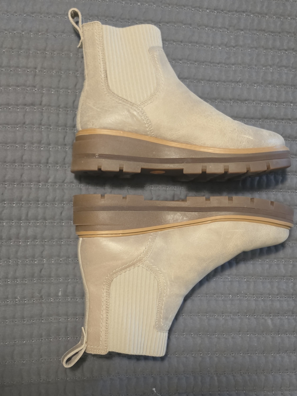 Timberland Cream Chelsea Lug Sole Booties - Picture 7 of 9